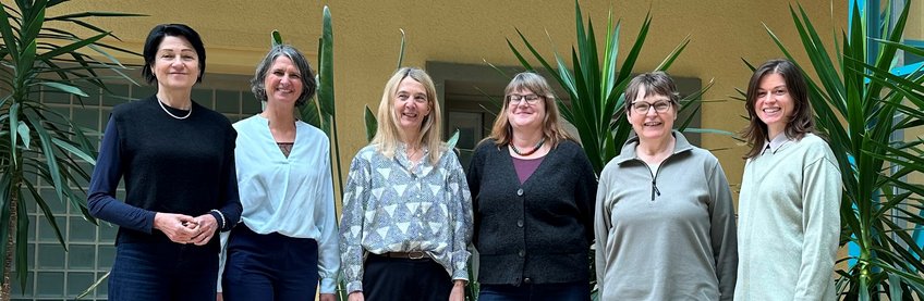 From left to right: Dr.in Ulla Weber (Max-Planck), Regina Böckler (Fraunhofer), Katja Flaig (Helmholtz),Katarina Pollner (Leibniz), Dr.in Christine von Bloh (Leibniz), Dr.in Ruth Asan (Fraunhofer) Group of six women in front of green plants and a wall.